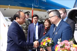 Thủ tướng Nguyễn Xuân Phúc đến Praha, bắt đầu thăm chính thức Cộng hòa Czech