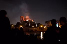 Người Pháp bàng hoàng, đau xót trước việc Nhà thờ Đức Bà Paris bốc cháy