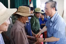 Thường trực Ban Bí thư Trần Quốc Vượng thăm động viên người dân vùng lũ Hà Tĩnh