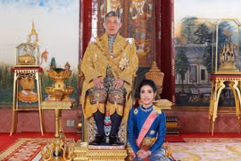 Quốc vương Thái Lan bất ngờ tước mọi danh hiệu của Hoàng quý phi Sineenat Wongvajirapakdi