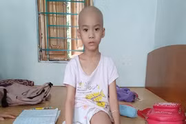 Xót xa bé gái 7 tuổi bị cắt bỏ một chân do mắc bệnh ung thư xương