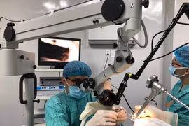 Bệnh viện TW Huế phẫu thuật thành công ung thư hạ họng bằng dao laser.