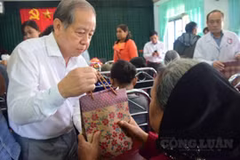 Bệnh viện TW Huế cùng Đoàn Đại biểu Quốc hội tỉnh đến khám và tặng quà cho bà con huyện A Lưới