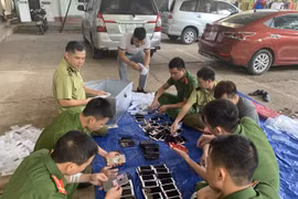 Bắt giữ 328 chiếc điện thoại di động nhãn hiệu Iphone nhập lậu