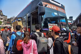 Hà Nội: Người dân tấp nập về quê trong ngày đầu nghỉ lễ