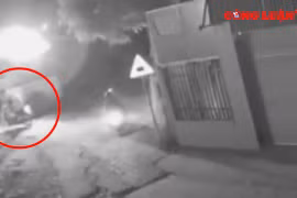 Video giao thông: Khoảnh khắc 2 người thương vong vì đi qua đường tàu không quan sát