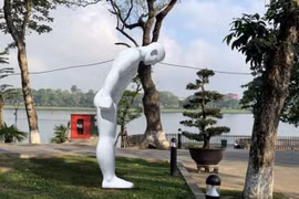 Hàn Quốc trao tặng bức tượng khổng lồ “Người đàn ông cúi chào”