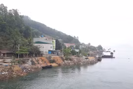Quảng Ninh: Tái diễn đổ thải lấn biển trái phép tại Vân Đồn