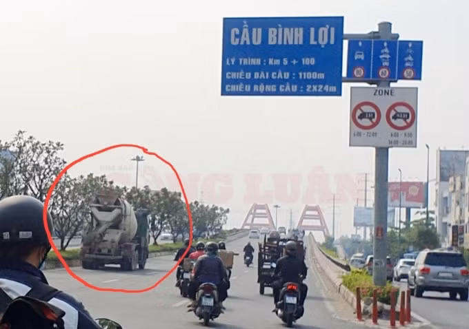tp hcm xe bon tron be tong van tung hoanh bat chap khung gio cam bien bao cam hinh 1