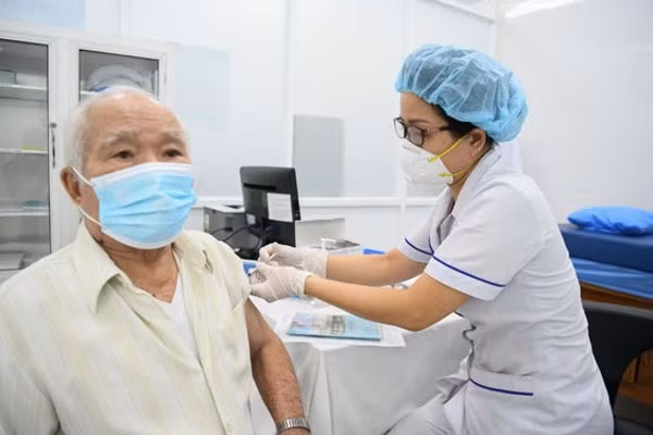 doi tuong nao se tiem vaccine covid 19 lieu nhac lai hinh 1