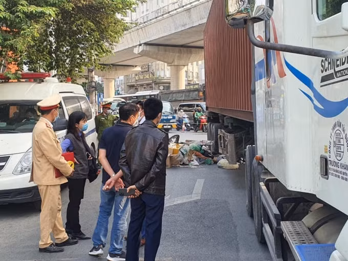 ha noi xe dau keo chuyen huong va cham voi xe may mot nguoi phu nu tu vong hinh 1