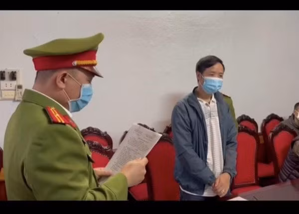 nang khong cong no giam doc thu vien tinh hoa binh bi bat giam hinh 1