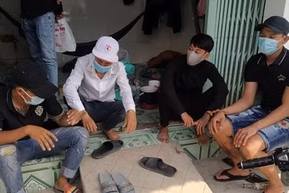 thieu tien an choi thieu nien 14 tuoi lap nhom mang kiem di cuop xe may hinh 1