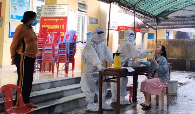 nguoi tu choi tiem vaccine covid 19 co the se phai tu chi tra phi dieu tri neu nhiem benh hinh 1