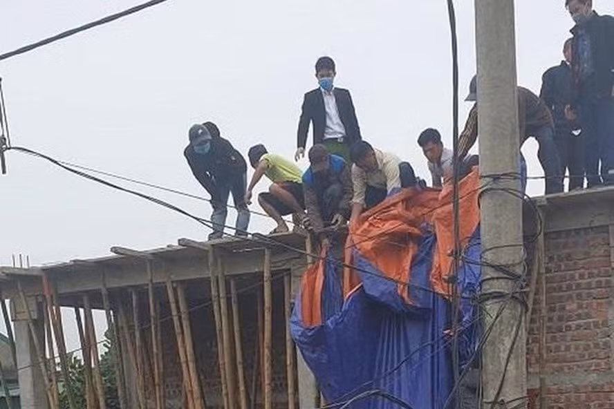 bi dien giat khi dang dan thep chuan bi do nha 1 nguoi tu vong hinh 1