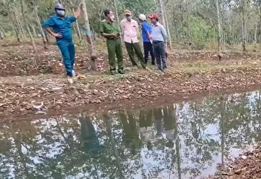 hai be gai 9 tuoi duoi nuoc thuong tam duoi con muong giua rung cao su hinh 1