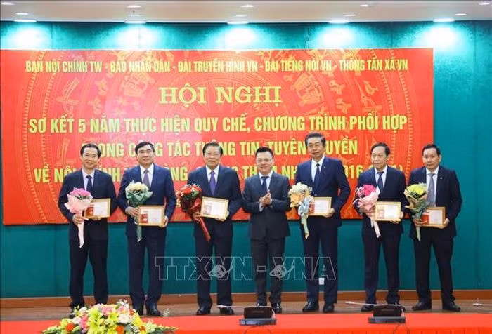 tiep tuc phoi hop day manh thong tin tuyen truyen ve cong tac noi chinh phong chong tham nhung hinh 3
