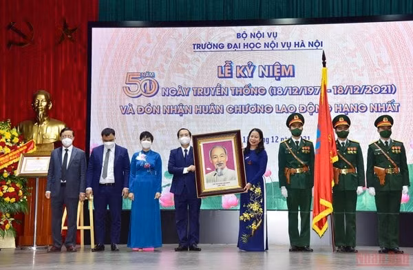 truong dai hoc noi vu ha noi don nhan huan chuong lao dong hang nhat hinh 1