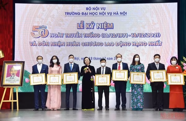 truong dai hoc noi vu ha noi don nhan huan chuong lao dong hang nhat hinh 2