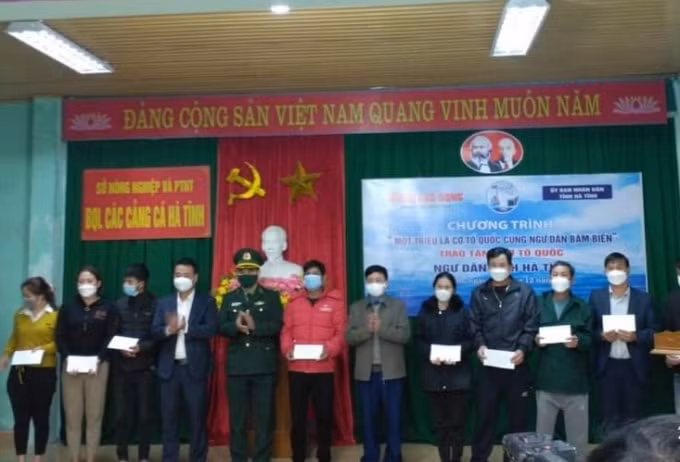 bao nguoi lao dong trao tang 4000 la co to quoc cho ngu dan ha tinh hinh 3