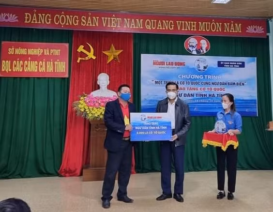 bao nguoi lao dong trao tang 4000 la co to quoc cho ngu dan ha tinh hinh 2