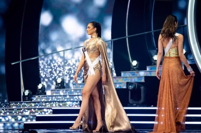 hoa hau hoan vu thai lan nang 71 kg tu tin sai buoc tai dem ban ket miss universe hinh 3
