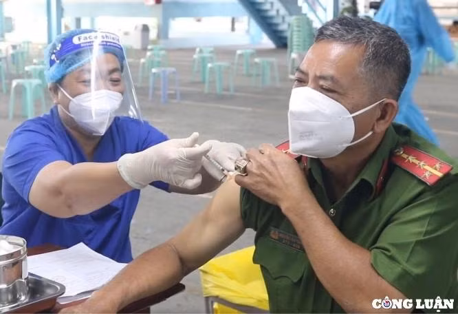 hon 2200 nguoi o tp hcm da duoc tiem mui 3 vaccine covid 19 hinh 1