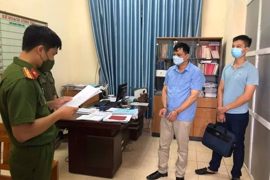 khoi to hieu truong truong ban dai dien hoi phu huynh chiem doat tai san hinh 1