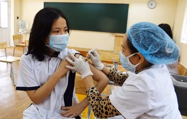 ngay 10 12 ha noi lai ghi nhan ky luc gan 900 ca mac covid 19 moi hinh 1