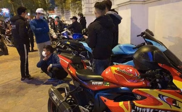 ha noi tom gon hang tram quai xe lang lach danh vong trong dem hinh 1