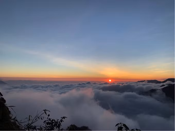 ngam binh minh va hoang hon tren dinh ngu chi son de nhat hung son tay bac hinh 5