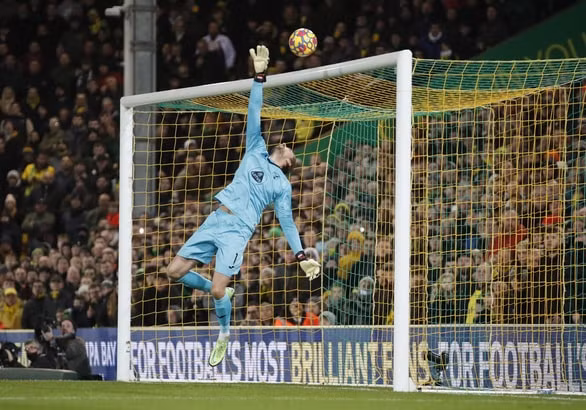 ronaldo sut penalty thanh cong mu de dang de bep norwich hinh 1