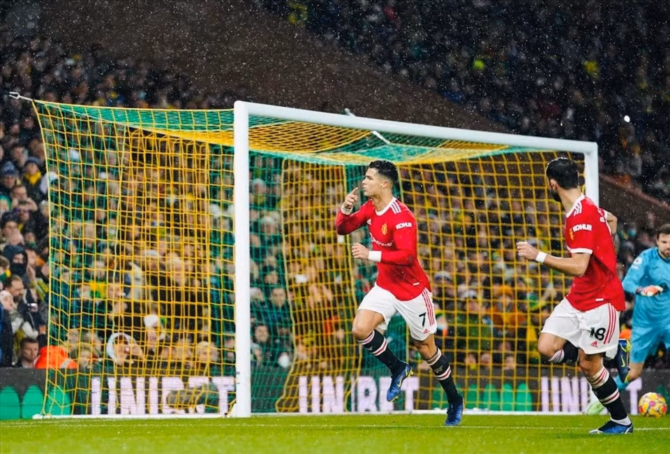 ronaldo sut penalty thanh cong mu de dang de bep norwich hinh 3