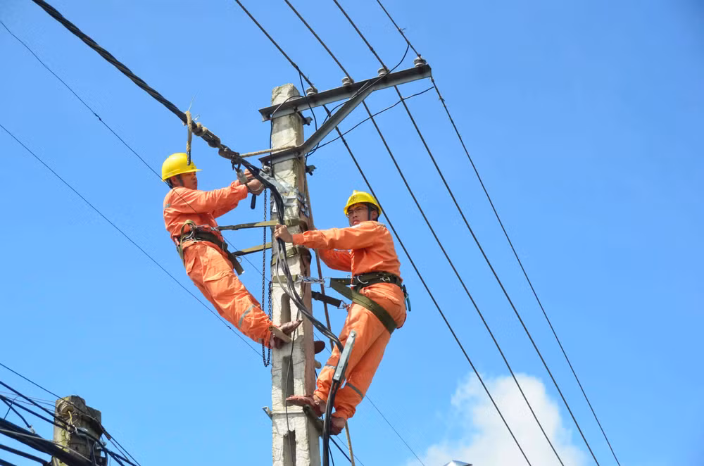 Ngành điện tiếp tục duy trì hỗ trợ hàng tháng với các hộ nghèo, hộ gia đình chính sách (Ảnh TL)