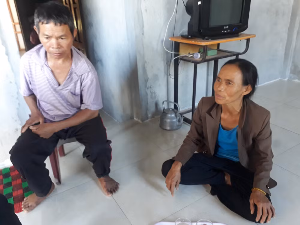 ông Văn Tiến Dũng và bà Nguyễn Thị Lan trình bày với phóng viên. (Ảnh: Cái Văn Long).