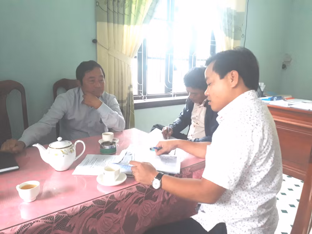 Phóng viên làm việc với ông Trương Minh Tám, Chủ tịch UBND xã và ông Trương Văn Tú, Cán bộ Địa chính Xây dựng xã Hải Khê. (Ảnh TL).