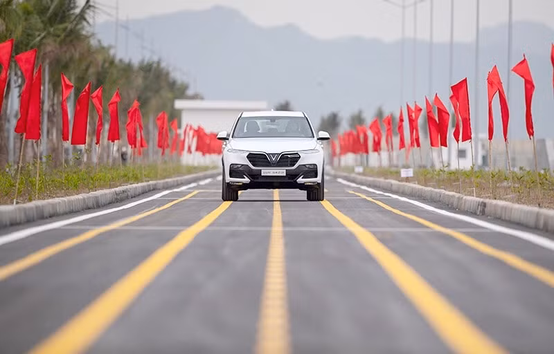 Chiếc SUV VinFast Lux SA2.0 đầu tiên chạy thử trong khuôn viên nhà máy với tốc độ mạnh mẽ.