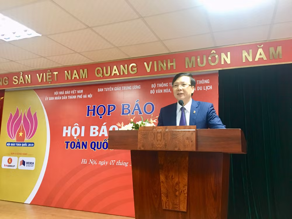 Đồng chí Hồ Quang Lợi, Phó Chủ tịch Thường trực Hội Nhà báo Việt Nam phát biểu tại họp báo. Ảnh: Huy Hoàng