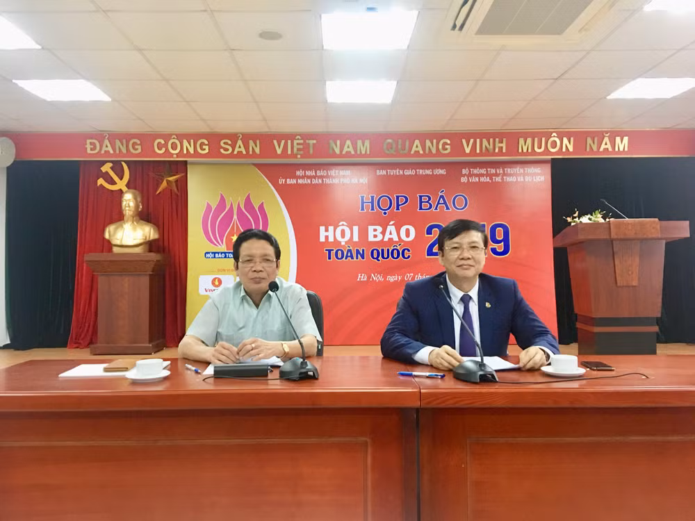 Đồng chí Hồ Quang Lợi, Phó Chủ tịch Thường trực Hội Nhà báo Việt Nam (bên phải) và đồng chí Hoàng Vĩnh Bảo, Thứ trưởng Bộ Thông tin và Truyền thông (bên trái) chủ trì cuộc họp báo. Ảnh: Huy Hoàng