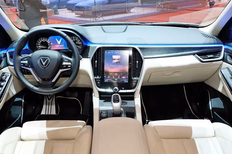 Nội thất VinFast Lux V8 sang trọng với chất liệu da Ultrasuede chế tác thủ công và hợp chất sợi carbon.