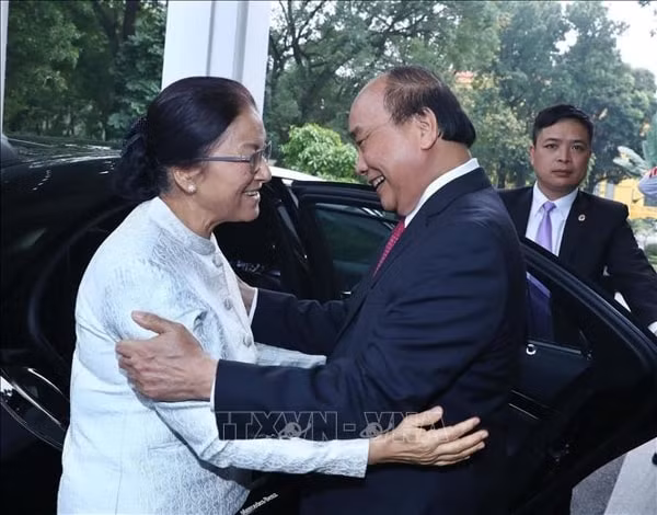 Thủ tướng Nguyễn Xuân Phúc đón Chủ tịch Quốc hội Lào Pany Yathotou. Ảnh: TTXVN