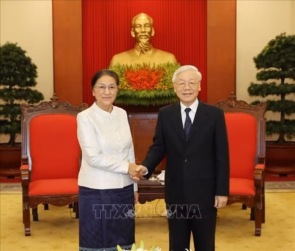 Tổng Bí thư, Chủ tịch nước Nguyễn Phú Trọng và Chủ tịch Quốc hội Lào Pany Yathotou. Ảnh: TTXVN