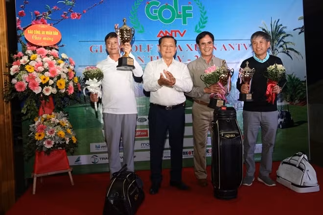 Đại tá Nguyễn Quang Vinh, Phó Cục trưởng Cục Truyền thông CAND (thứ 2 từ phải sang)