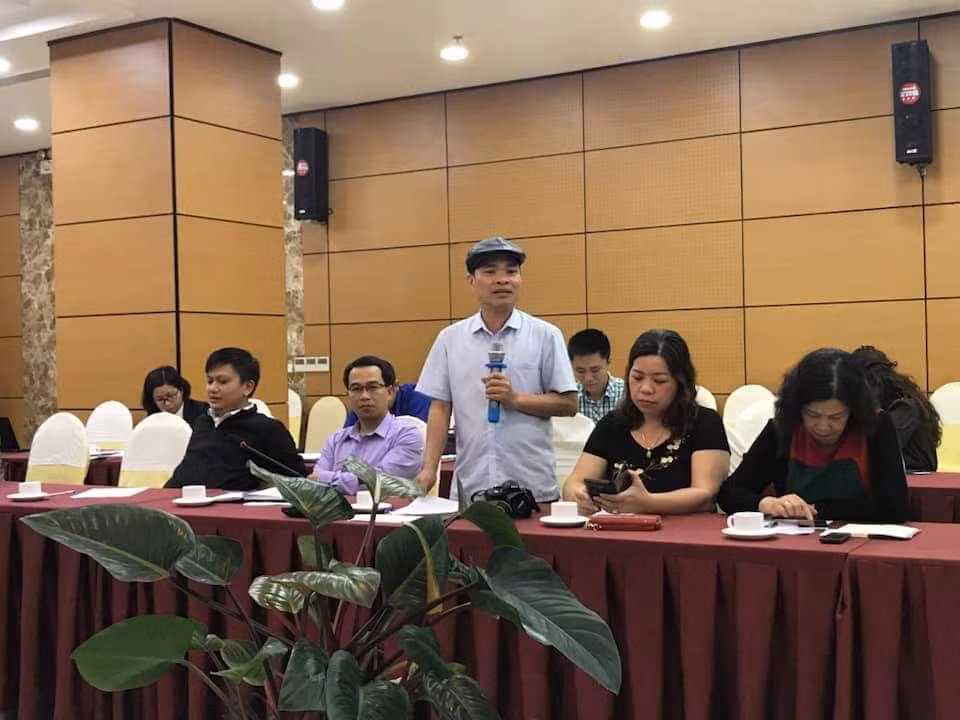 Phóng viên Báo Nhà báo & Công luận đặt câu hỏi với lãnh đạo TP Uông Bí. Ảnh: Ngọc Hà