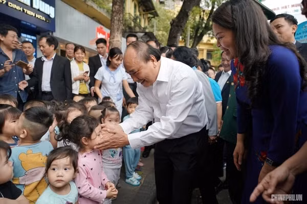 Thủ tướng Nguyễn Xuân Phúc và các cháu thiếu nhi. Ảnh: VGP