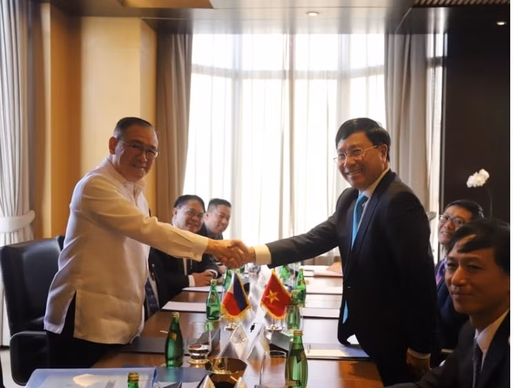 Phó Thủ tướng, Bộ trưởng Phạm Bình Minh và Bộ trưởng Teodoro Lopez Locsin . Ảnh: TG&VN