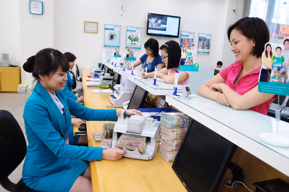 Các khách hàng nữ khi đến ABBank vào ngày 8/3 sẽ nhận được ưu đãi - Ảnh ABBank