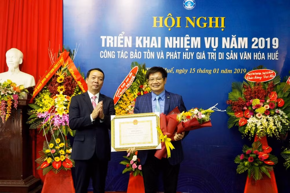 Ông Phan Thanh Hải (phải), Giám đốc Trung tâm Bảo tồn Di tích Cổ đô Huế được điều động, bổ nhiệm giữ chức vụ Giám đốc Sở Văn hóa và Thể thao tỉnh Thừa Thiên - Huế. (Ảnh: FB Di Sản Huế)