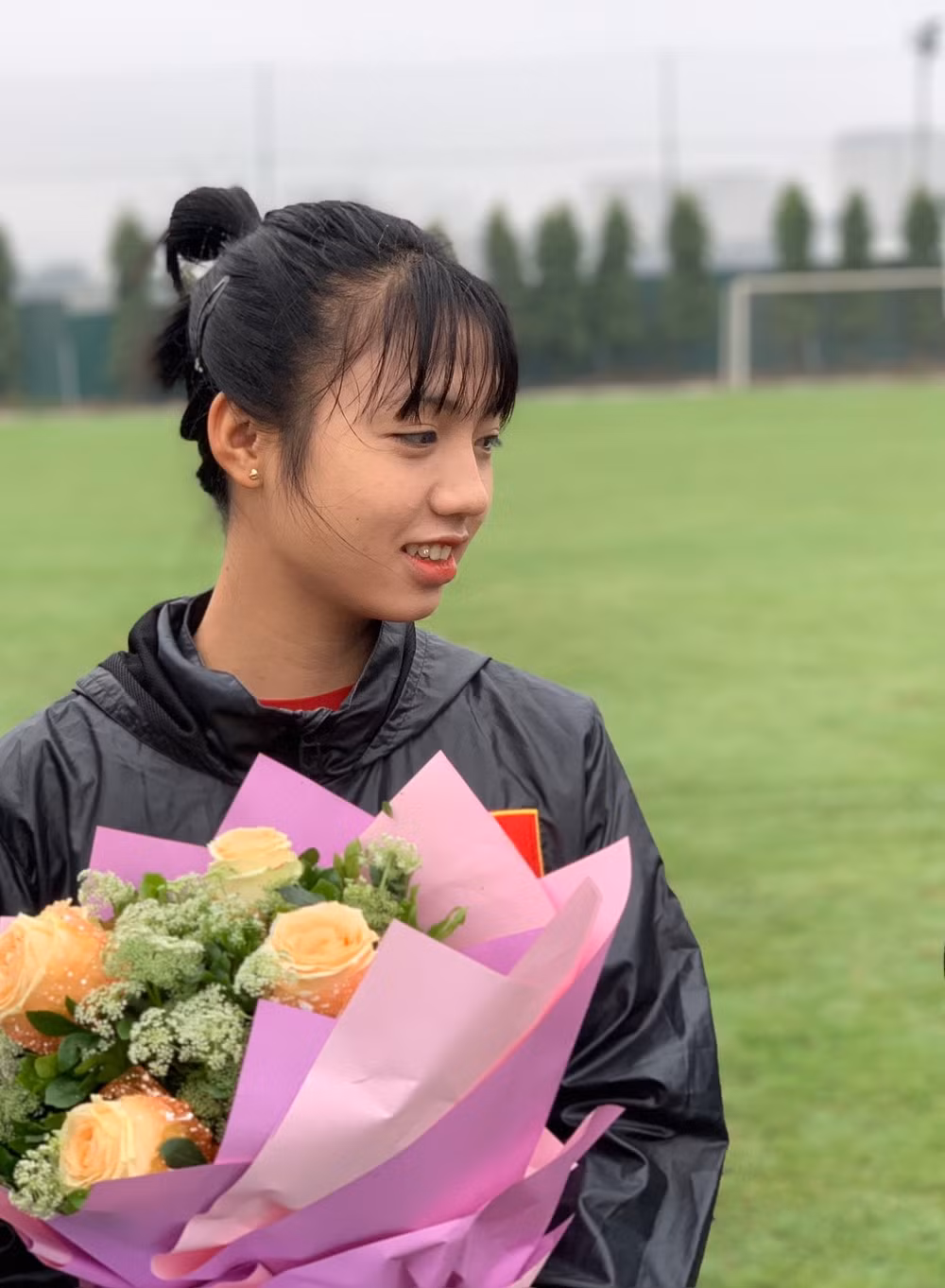 Tuyển thủ Nguyễn Thị Duyên rạng ngời, tràn đầy niềm vui khi nhận hoa từ Bộ trưởng - Ảnh: Hữu Phương