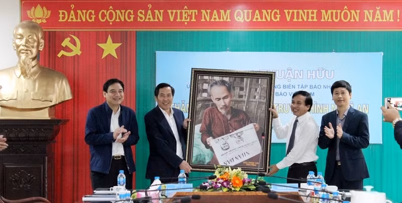 Tổng biên tập Báo Nhân dân Thuận Hữu tặng bức tranh “Bác Hồ đọc báo Nhân dân” cho lãnh đạo Đài PTTH Nghệ An
